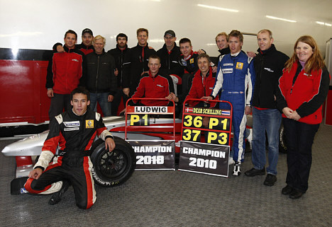 Et stolt KEO Racing team, og helt med rette:<BR>Ludwig Ghidi blev samlet vinder af mesterskabet, og samtidig scorede Dear Schilling mesterskabet i klassen for 2009-spec. biler hvor brormand Daniel Schilling tog sig af tredje pladsen.<BR>For nostalgikere er det dejligt at se herren der er nummer tre fra venstre i bagerste række - Dan Schilling - han er far til Dear ogt Daniel, og dansk Formel Ford 1600 Danmarks Mester i 1972.
